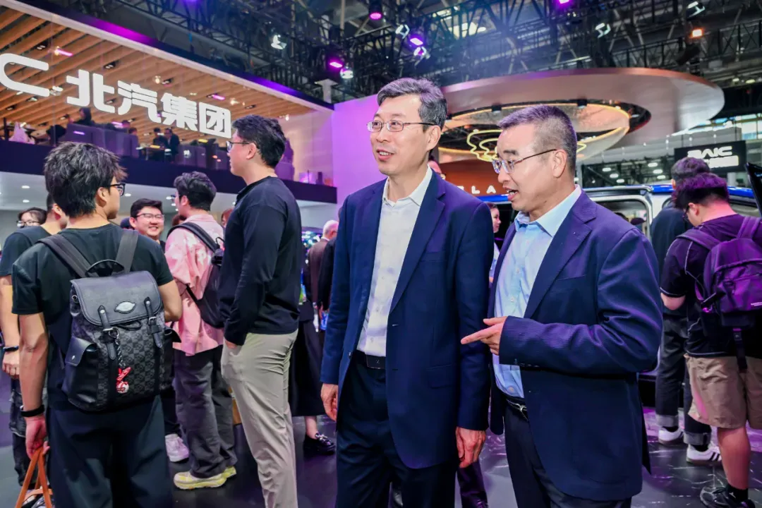 张永伟理事长与为旌科技创始人兼CEO郑军座谈交流(图4)